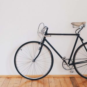Cykel i modern design, perfekt för stadscykling och terräng