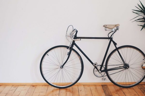 Cykel i modern design, perfekt för stadscykling och terräng